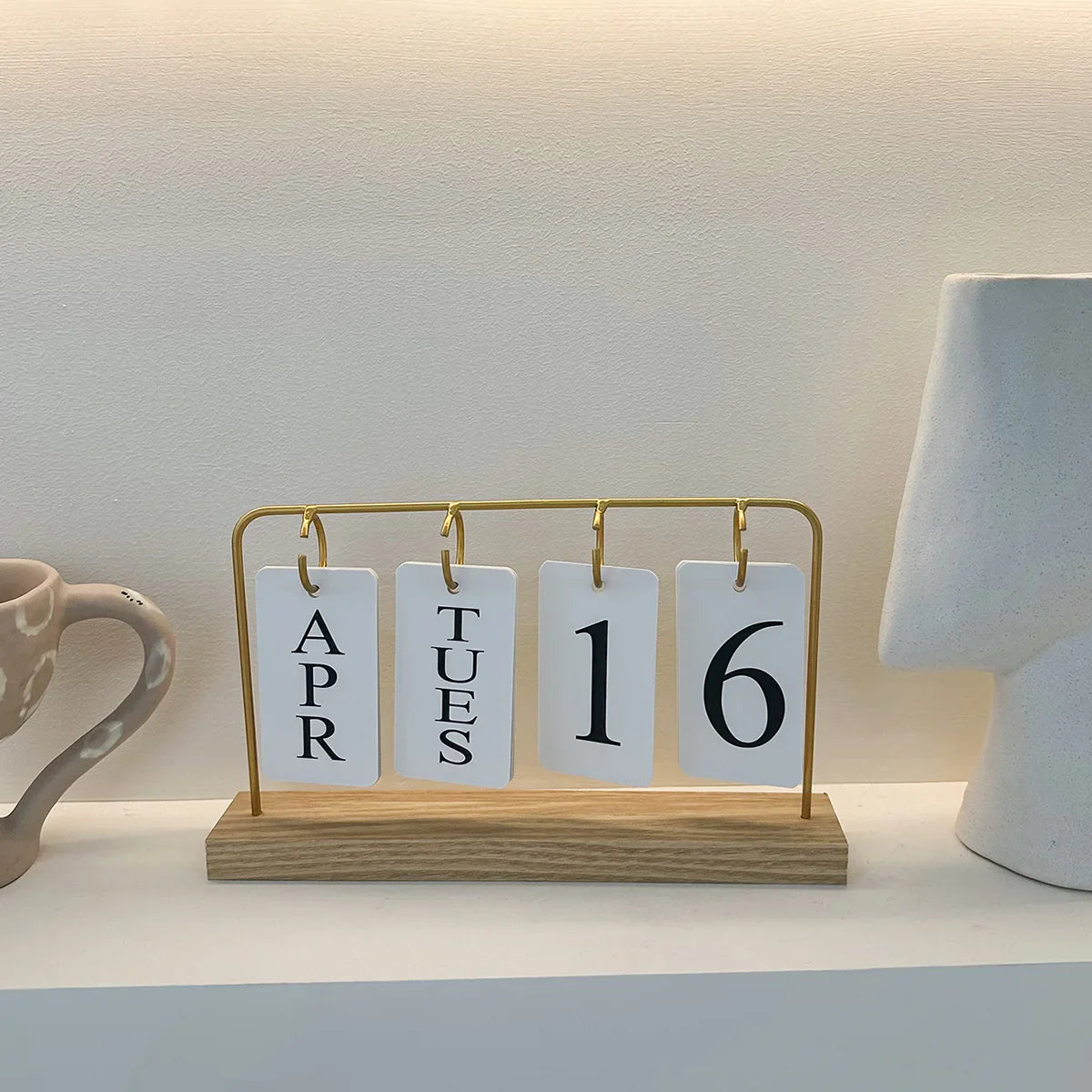 Calendário perpétuo de madeira elegante para uma organização elegante