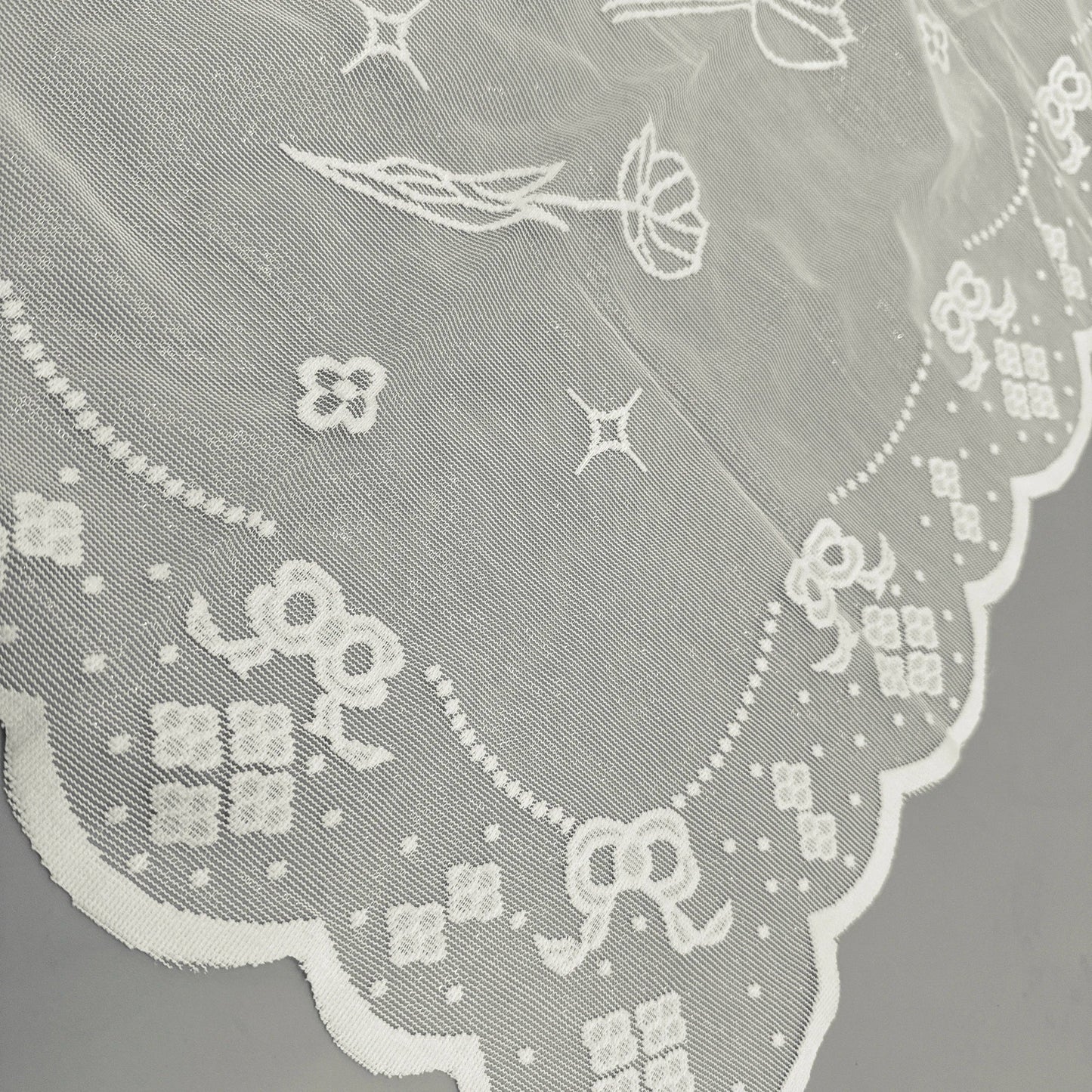 Antique Lace Tablecloth - Elegant Decor for Any Occasion